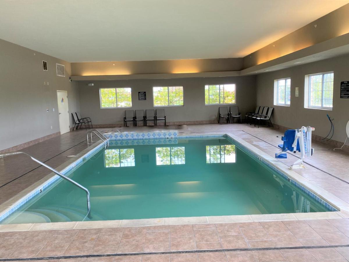 Super 8 By Wyndham Cedar Falls Bagian luar foto