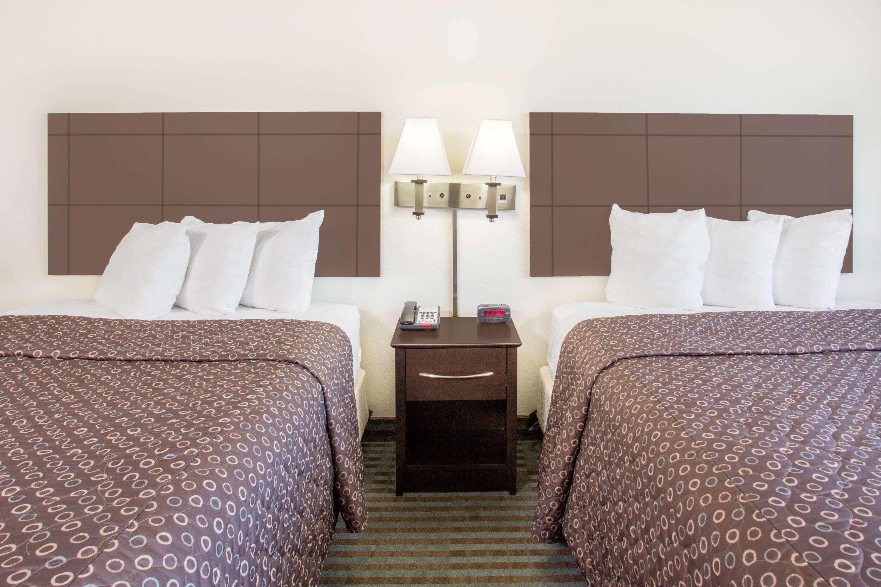 Super 8 By Wyndham Cedar Falls Bagian luar foto