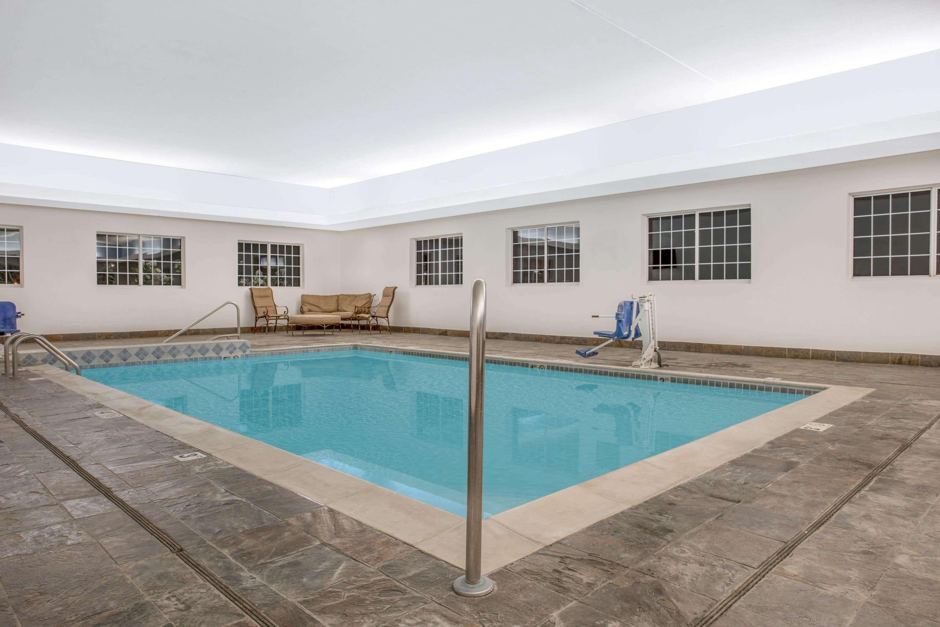 Super 8 By Wyndham Cedar Falls Bagian luar foto