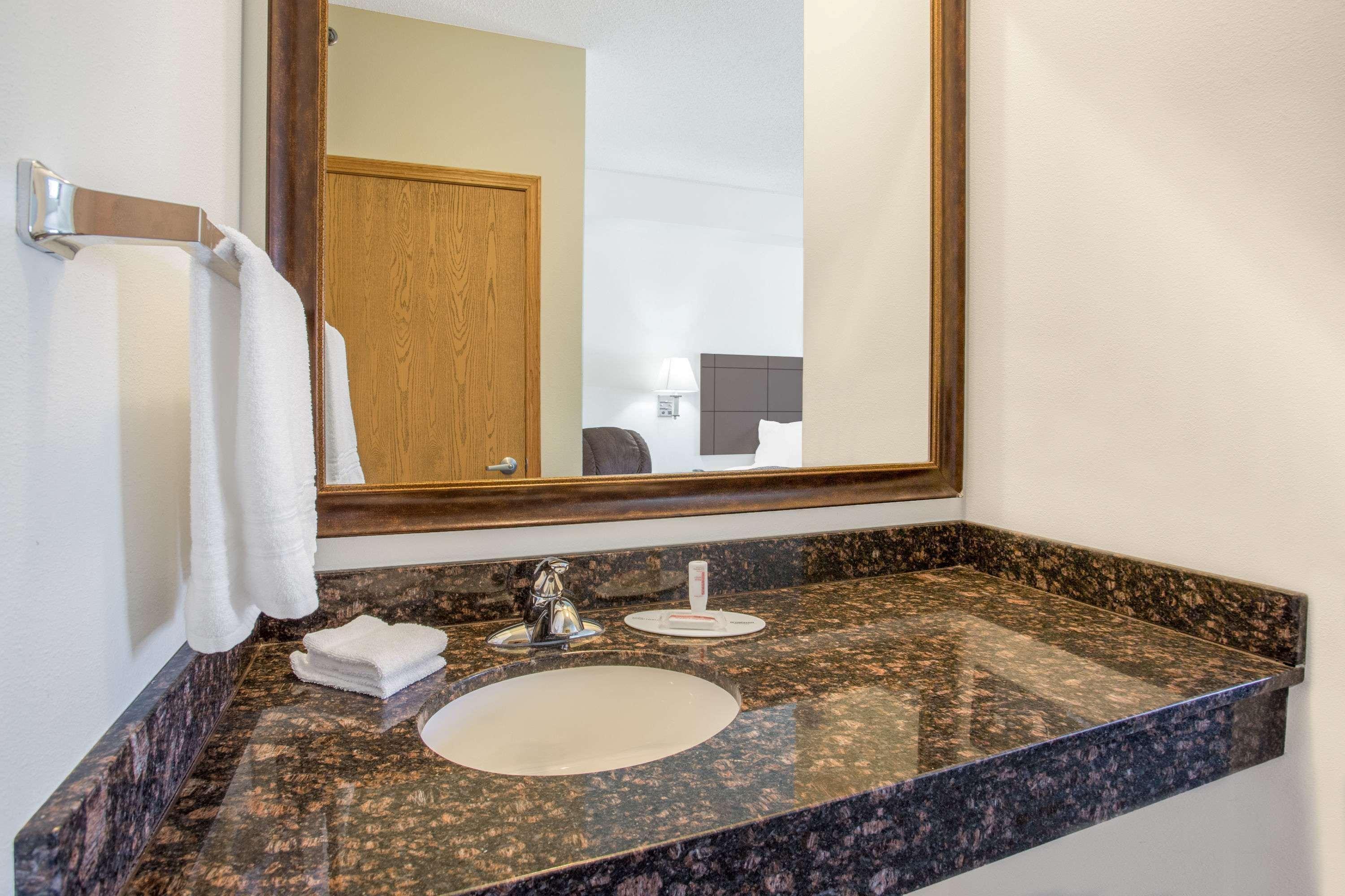 Super 8 By Wyndham Cedar Falls Bagian luar foto