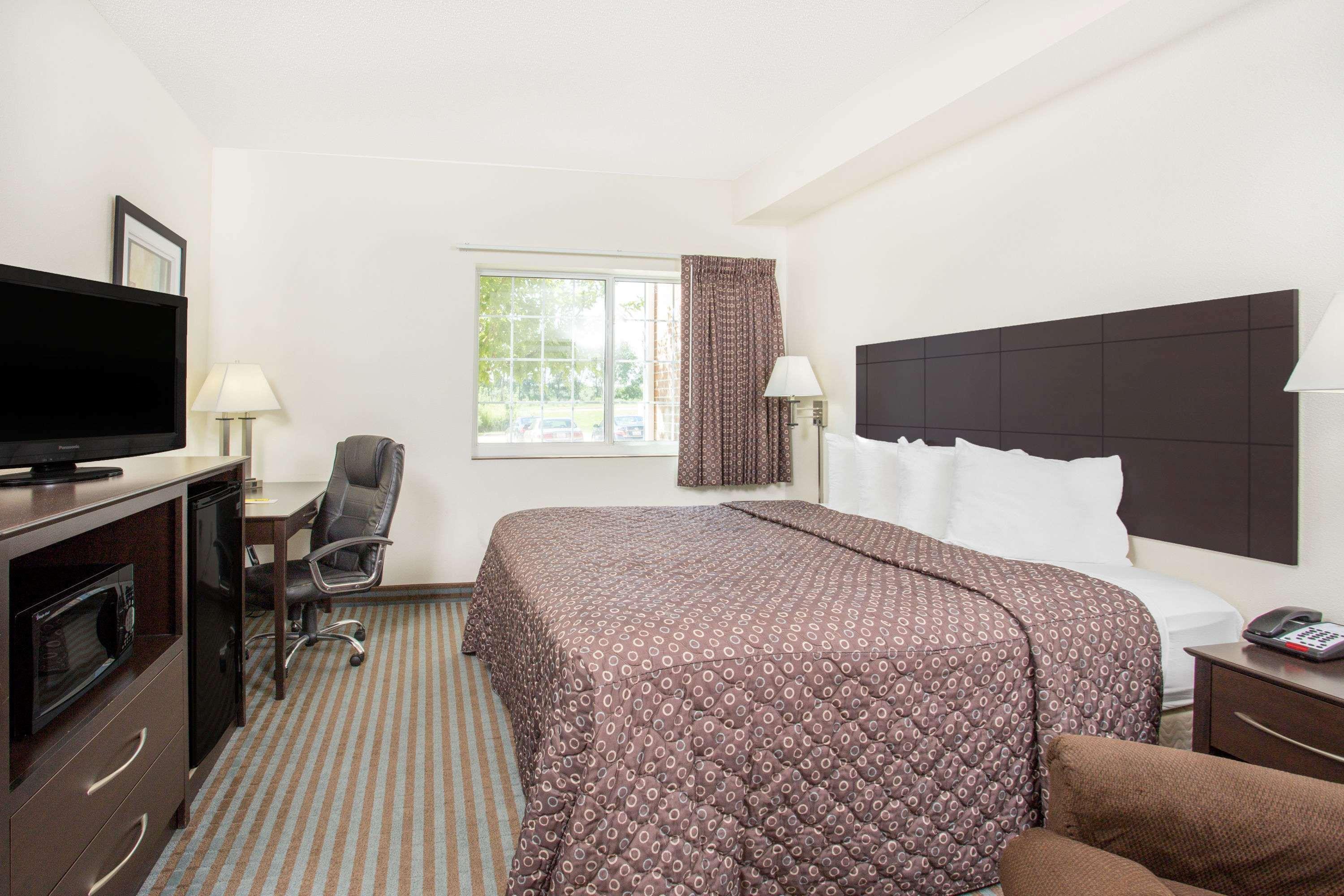 Super 8 By Wyndham Cedar Falls Bagian luar foto