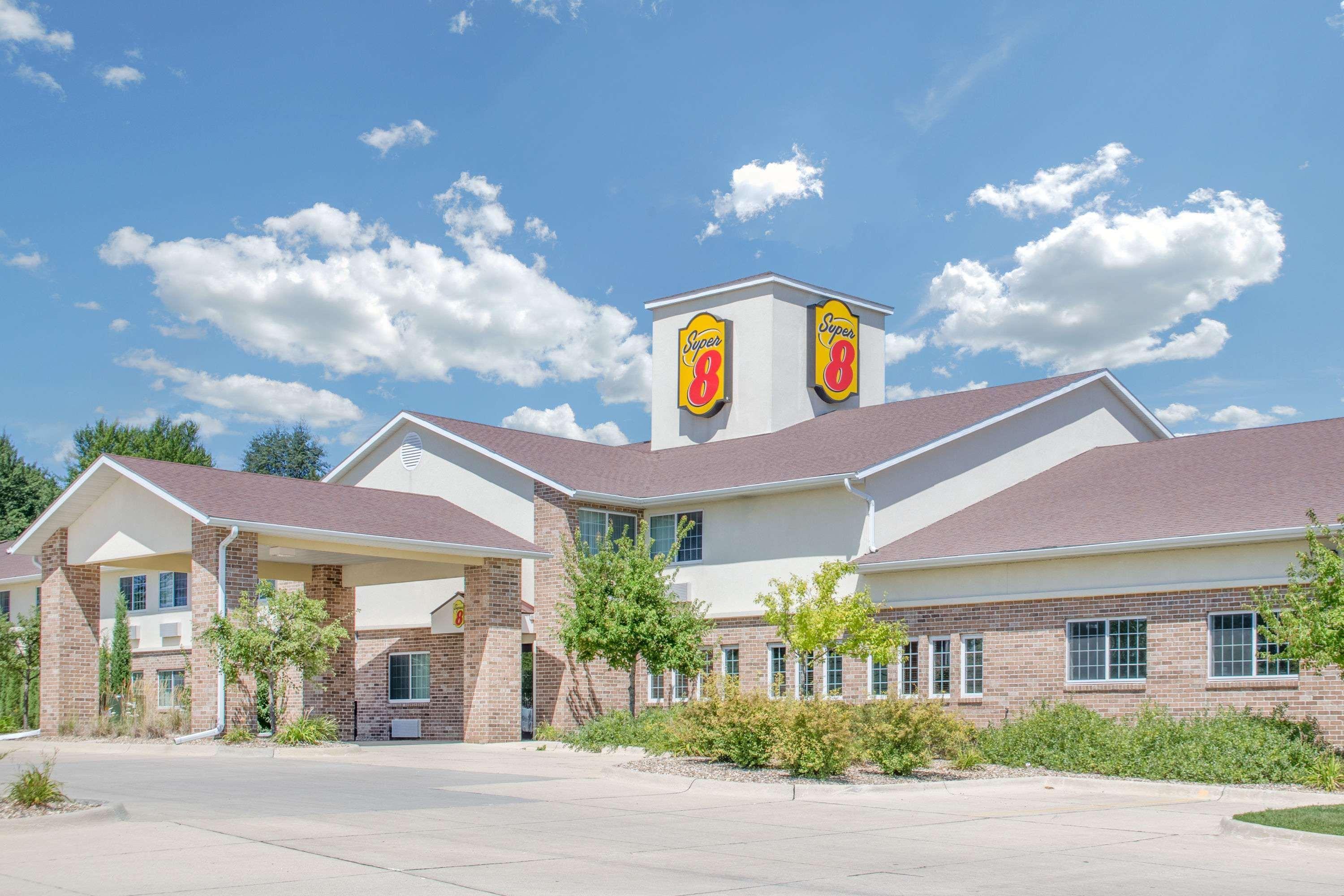 Super 8 By Wyndham Cedar Falls Bagian luar foto