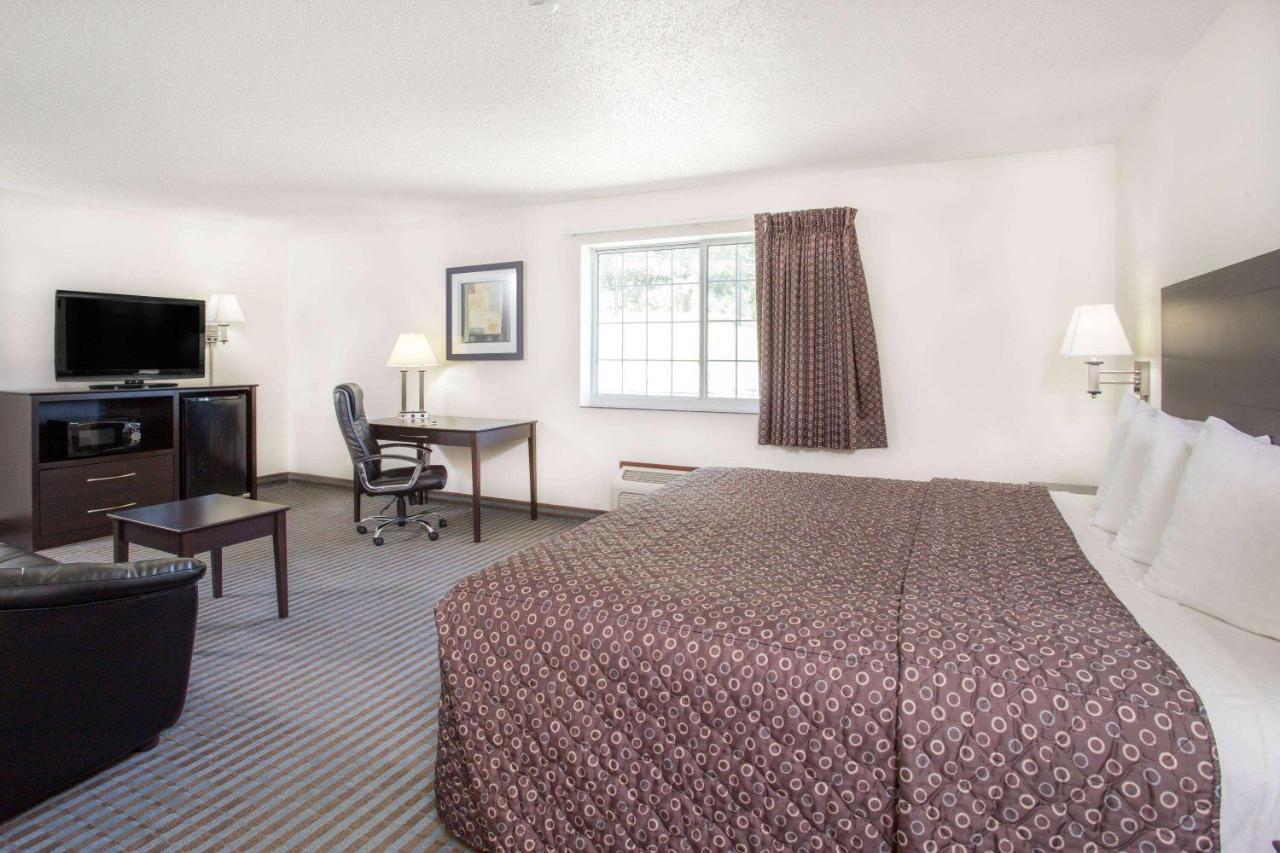 Super 8 By Wyndham Cedar Falls Bagian luar foto