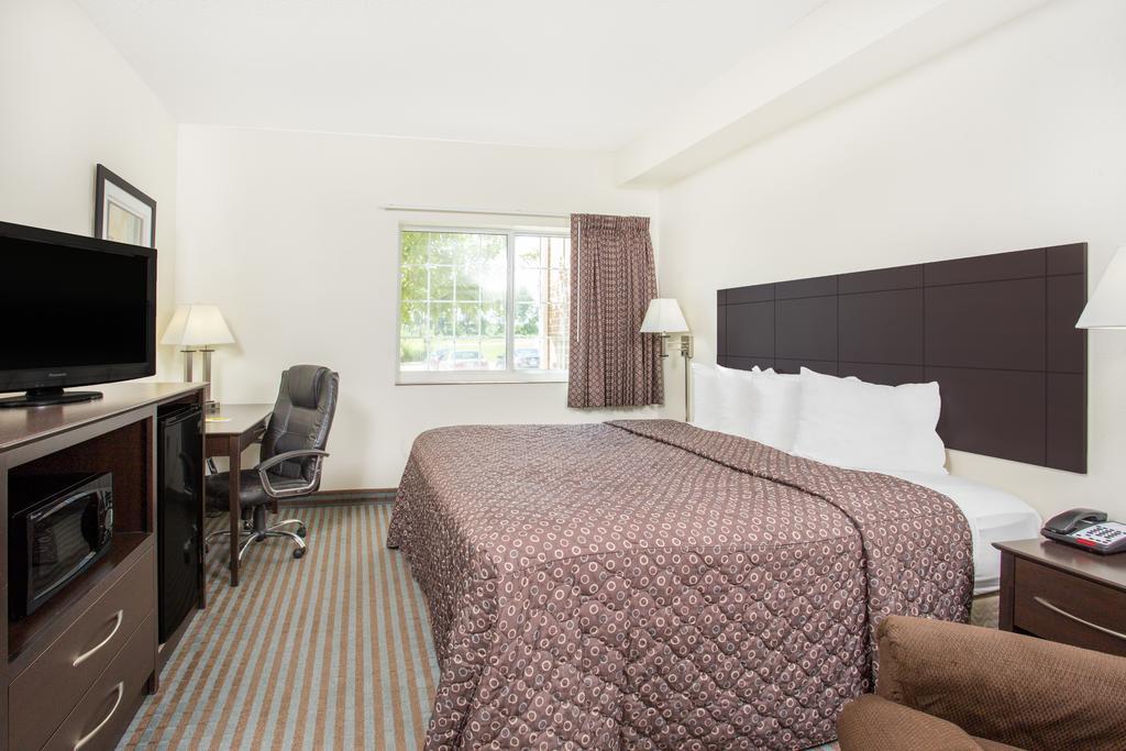 Super 8 By Wyndham Cedar Falls Bagian luar foto