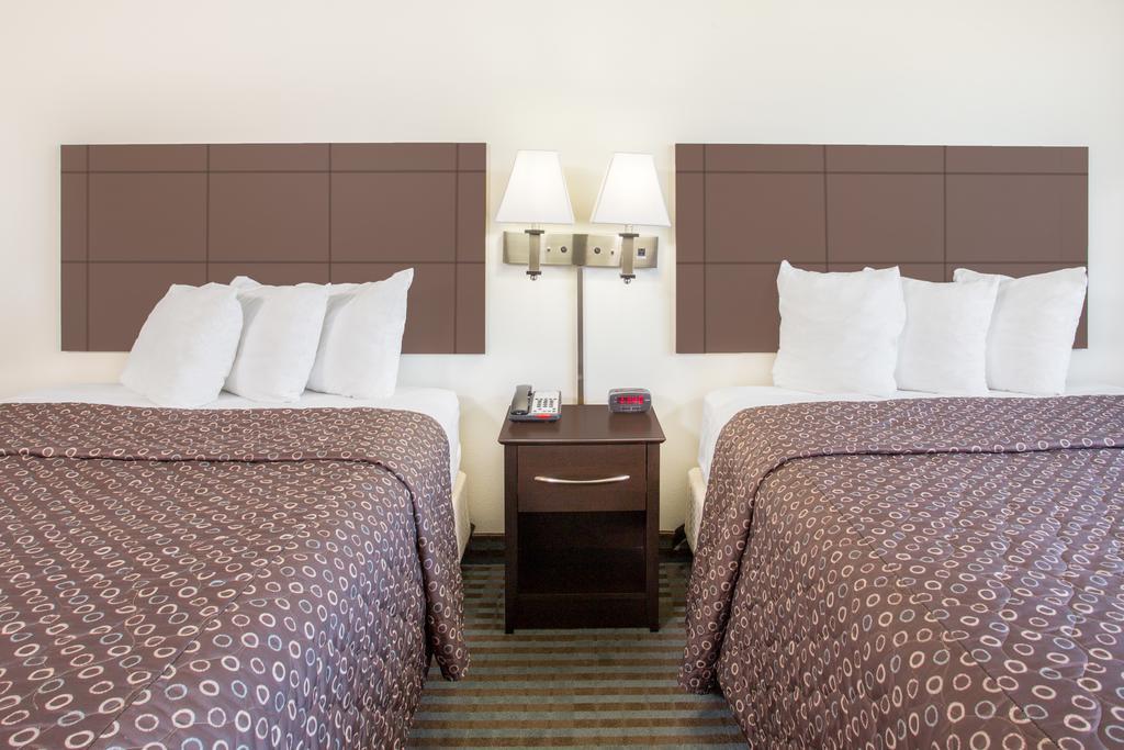 Super 8 By Wyndham Cedar Falls Bagian luar foto
